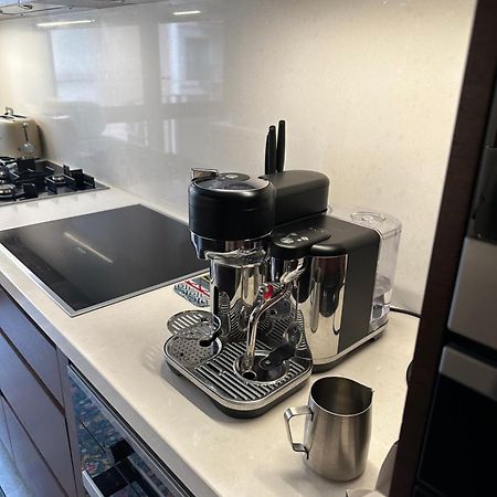 Private 1 Bed Accom With Bathroom In A 3 Bed Apartment - Melb Cbd, Regency Towers - Free Parking, Wifi And Pool ملبورن المظهر الخارجي الصورة