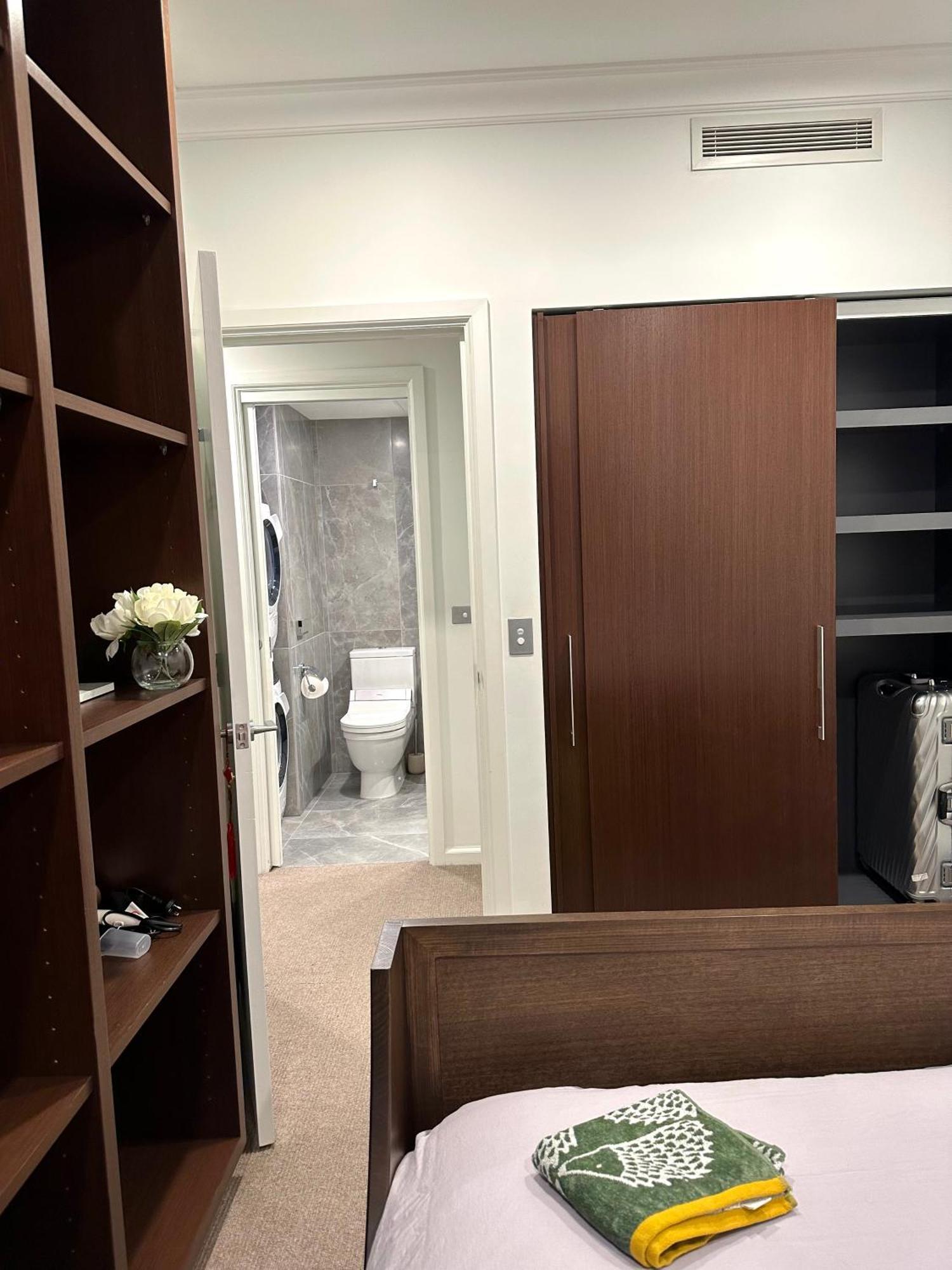Private 1 Bed Accom With Bathroom In A 3 Bed Apartment - Melb Cbd, Regency Towers - Free Parking, Wifi And Pool ملبورن المظهر الخارجي الصورة