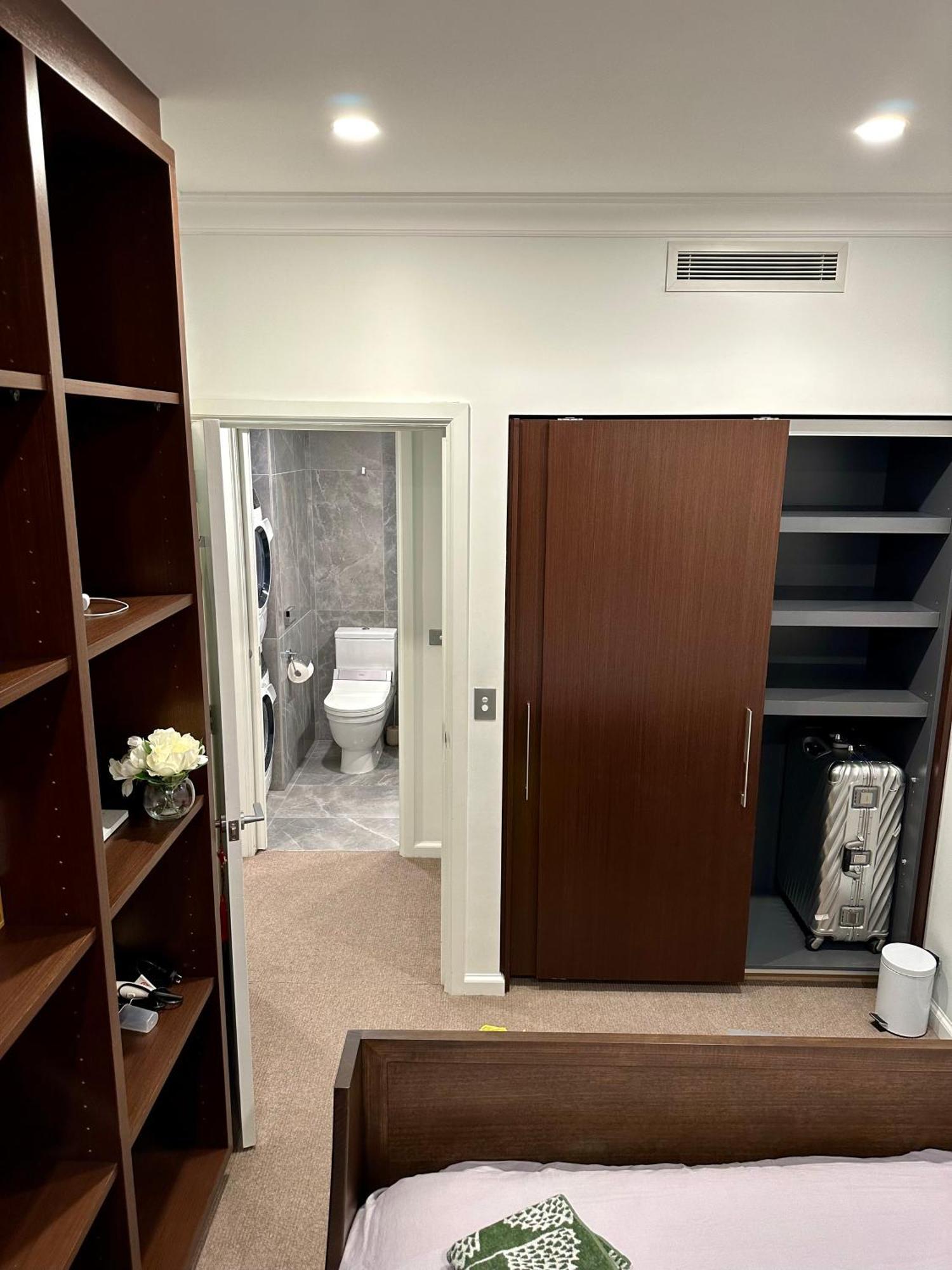 Private 1 Bed Accom With Bathroom In A 3 Bed Apartment - Melb Cbd, Regency Towers - Free Parking, Wifi And Pool ملبورن المظهر الخارجي الصورة