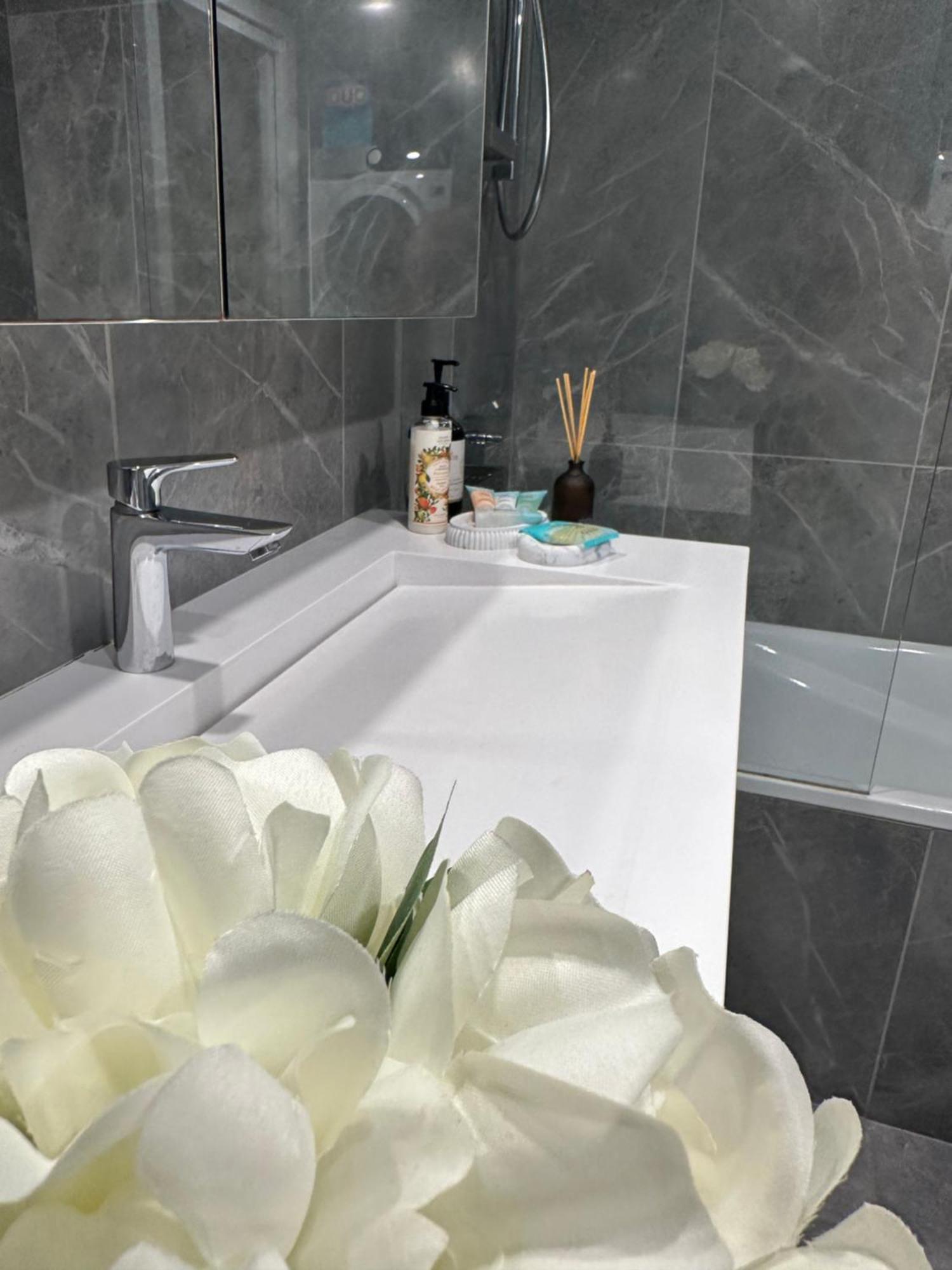 Private 1 Bed Accom With Bathroom In A 3 Bed Apartment - Melb Cbd, Regency Towers - Free Parking, Wifi And Pool ملبورن المظهر الخارجي الصورة