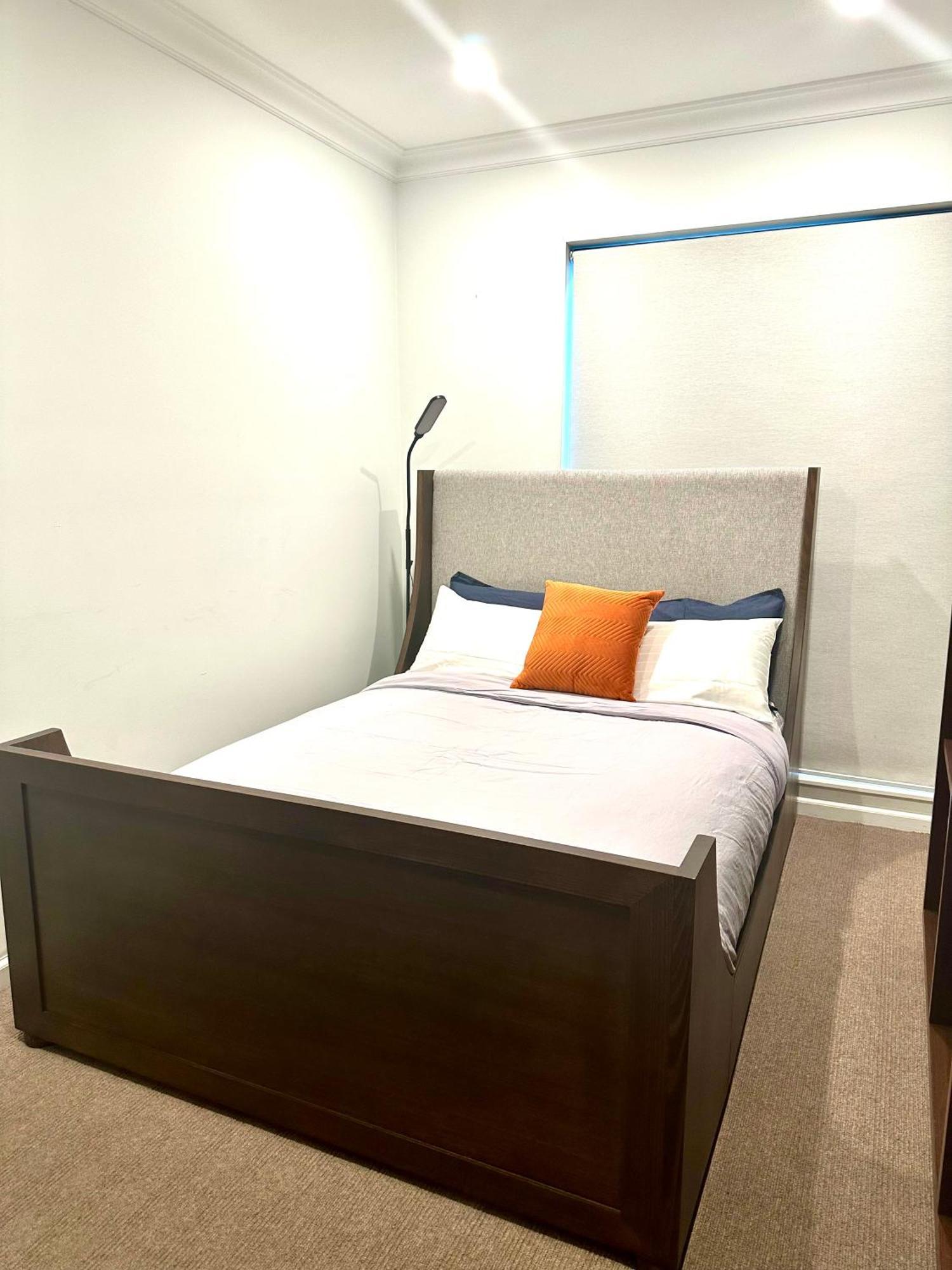 Private 1 Bed Accom With Bathroom In A 3 Bed Apartment - Melb Cbd, Regency Towers - Free Parking, Wifi And Pool ملبورن المظهر الخارجي الصورة