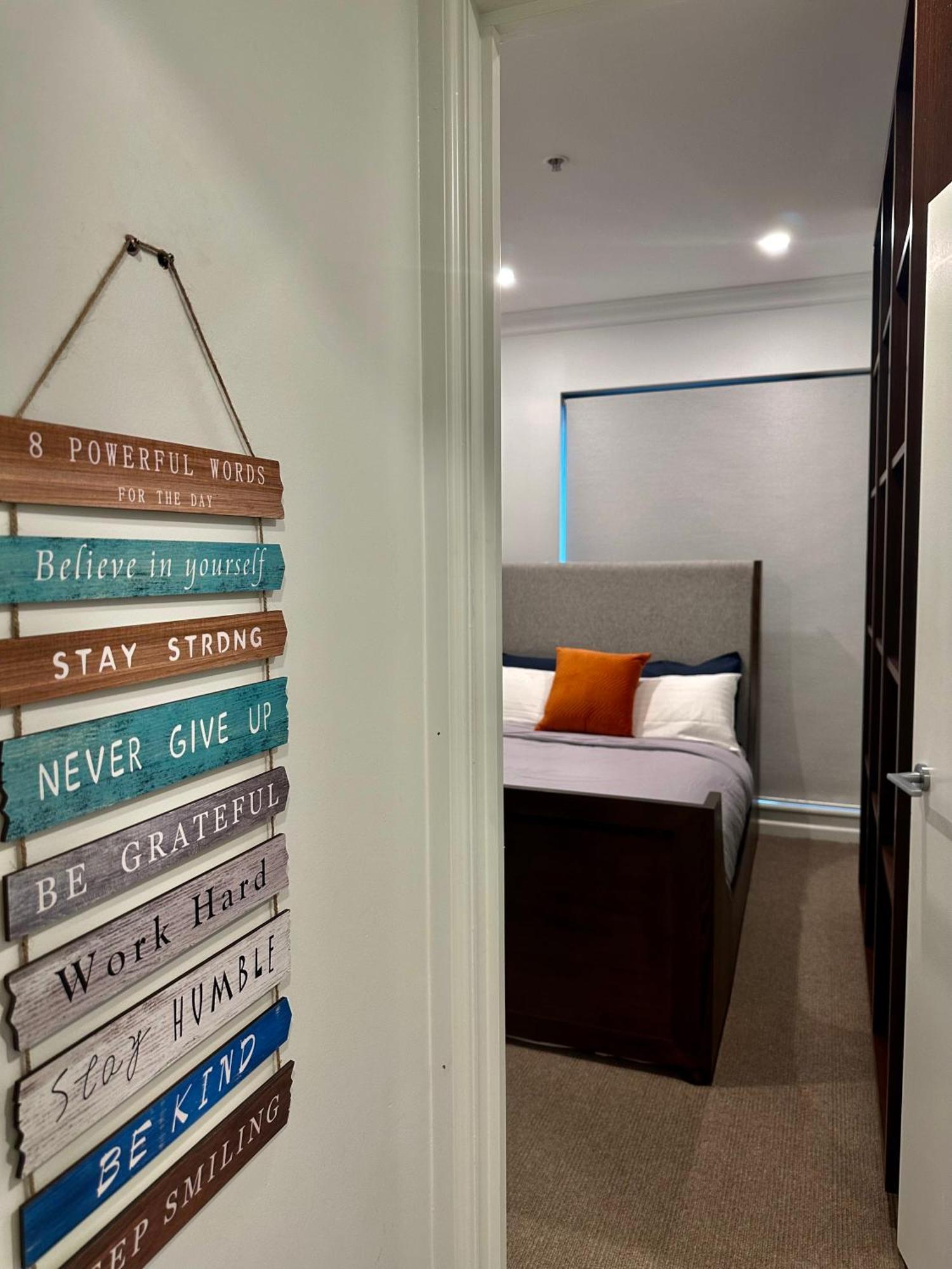 Private 1 Bed Accom With Bathroom In A 3 Bed Apartment - Melb Cbd, Regency Towers - Free Parking, Wifi And Pool ملبورن المظهر الخارجي الصورة